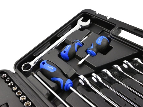 Zestaw narzędzi, kluczy i wkrętaków 73el. (4)