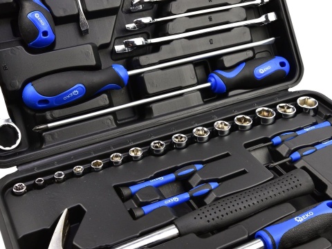 Zestaw narzędzi, kluczy i wkrętaków 73el. (4)