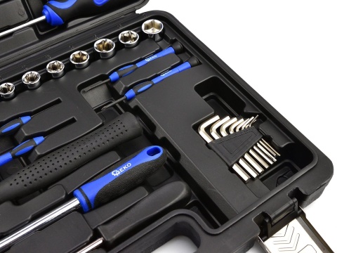 Zestaw narzędzi, kluczy i wkrętaków 73el. (4)