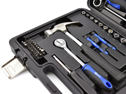 Zestaw narzędzi, kluczy i wkrętaków 73el. (4)